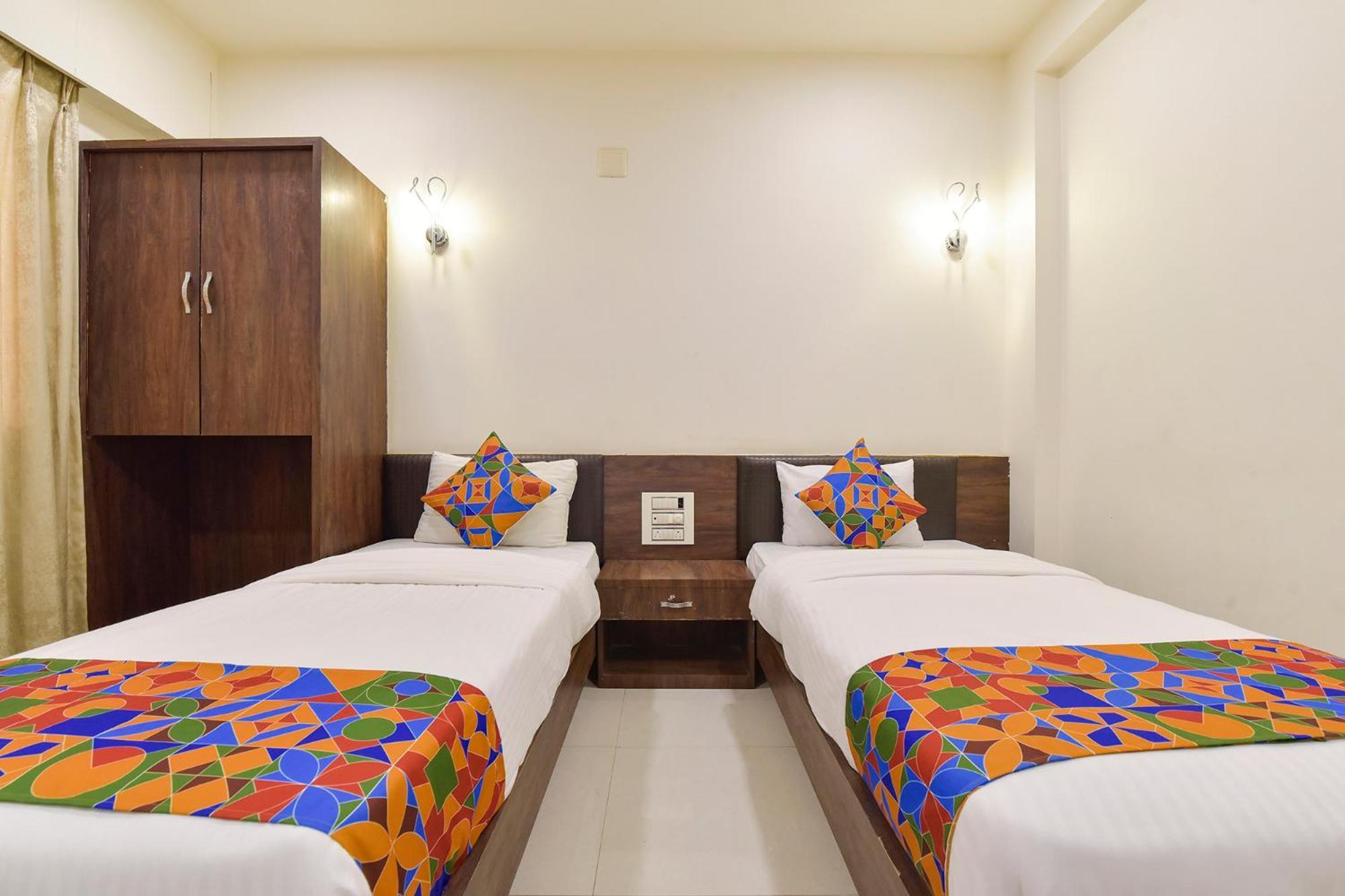 Fabhotel A1 Plaza Ahmedabad Bagian luar foto