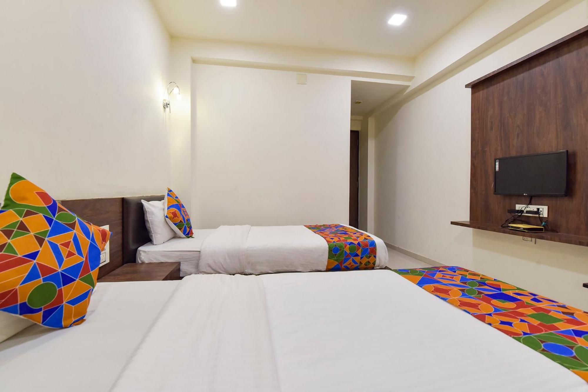 Fabhotel A1 Plaza Ahmedabad Bagian luar foto