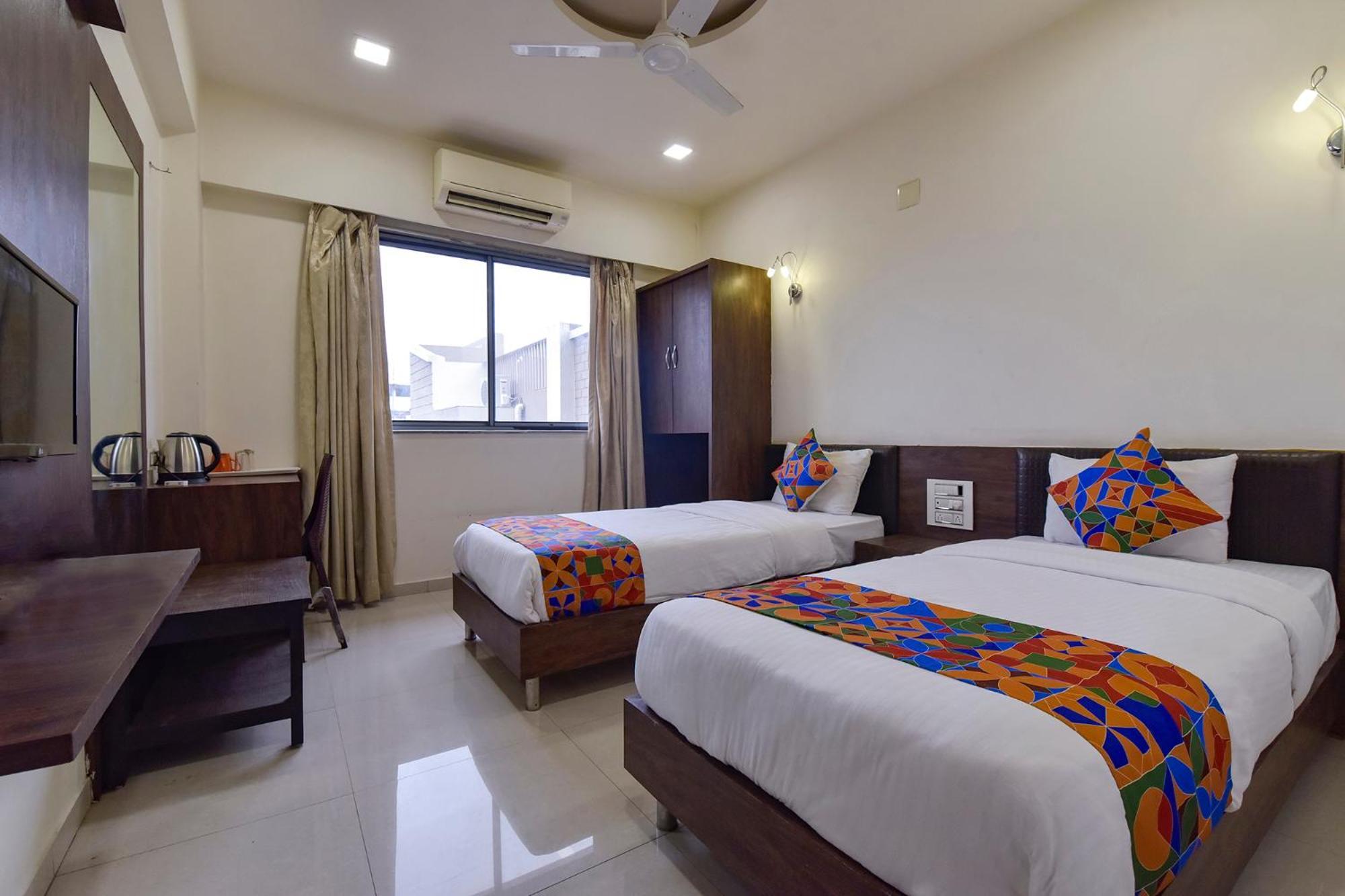 Fabhotel A1 Plaza Ahmedabad Bagian luar foto
