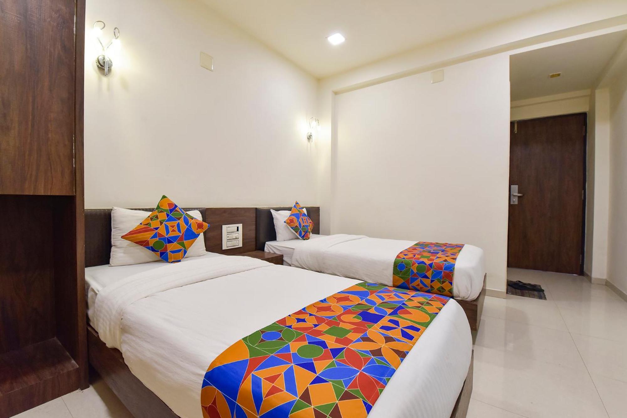 Fabhotel A1 Plaza Ahmedabad Bagian luar foto