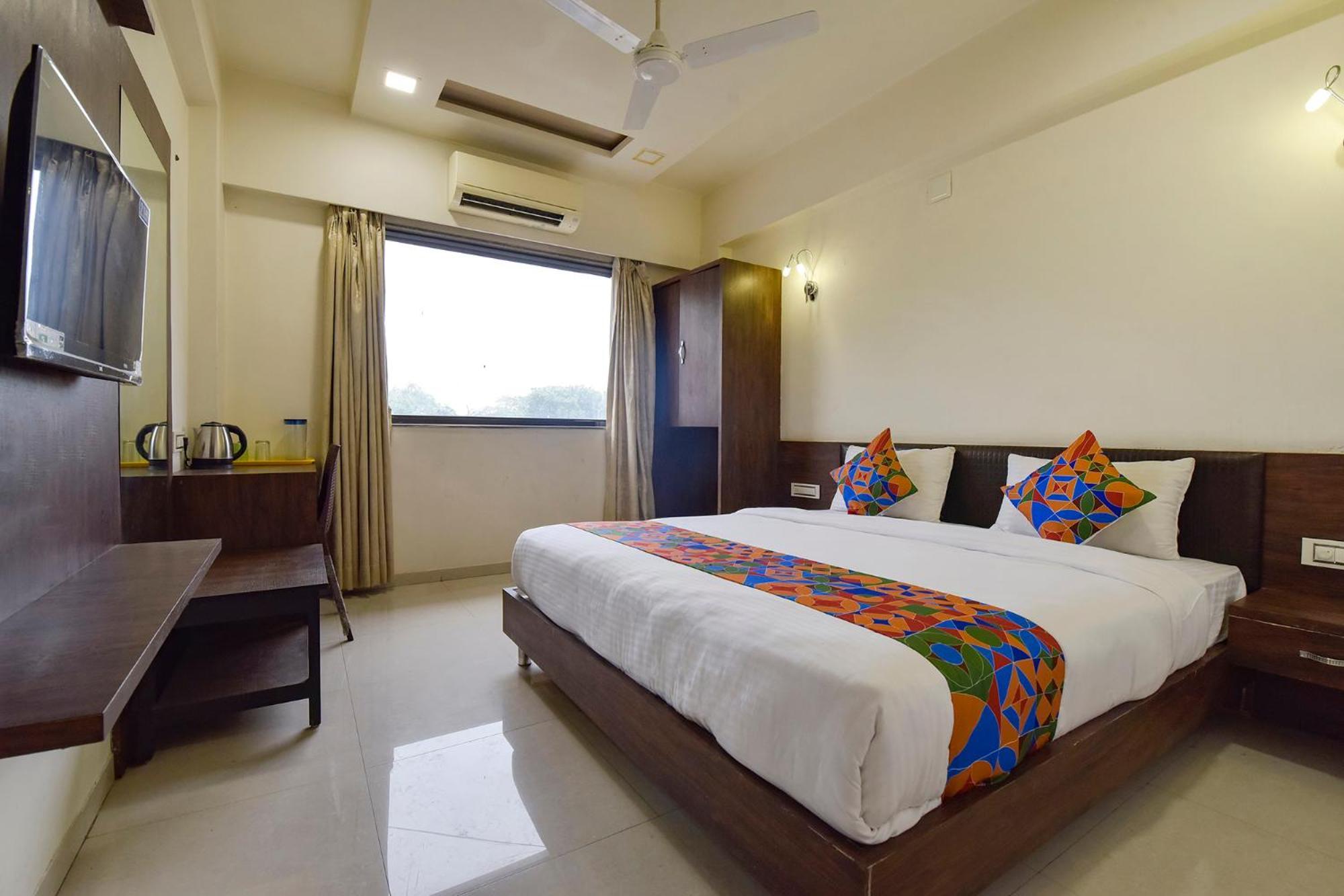 Fabhotel A1 Plaza Ahmedabad Bagian luar foto
