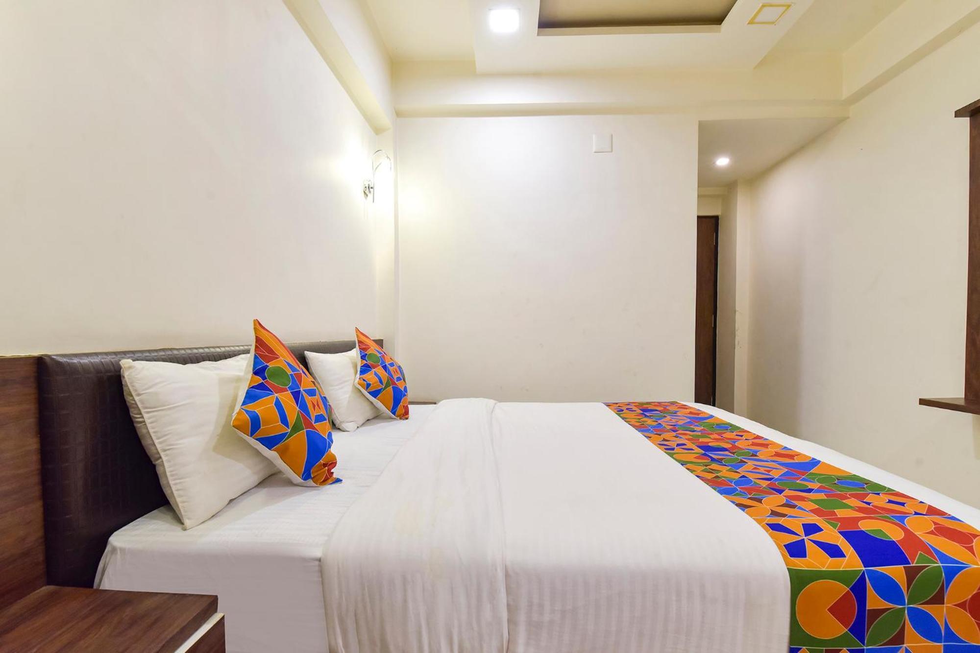 Fabhotel A1 Plaza Ahmedabad Bagian luar foto