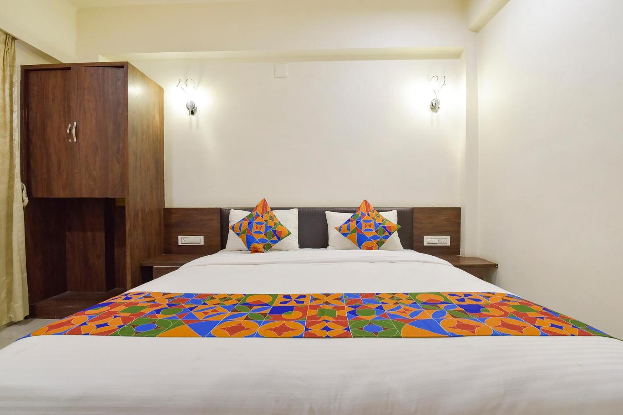 Fabhotel A1 Plaza Ahmedabad Bagian luar foto